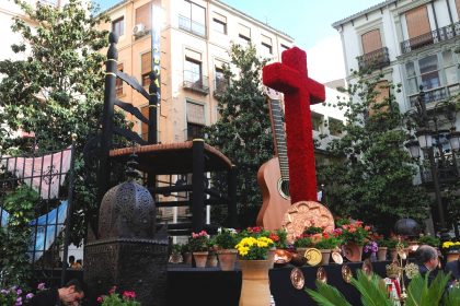 Planifica tu visita al día de la cruz en Granada