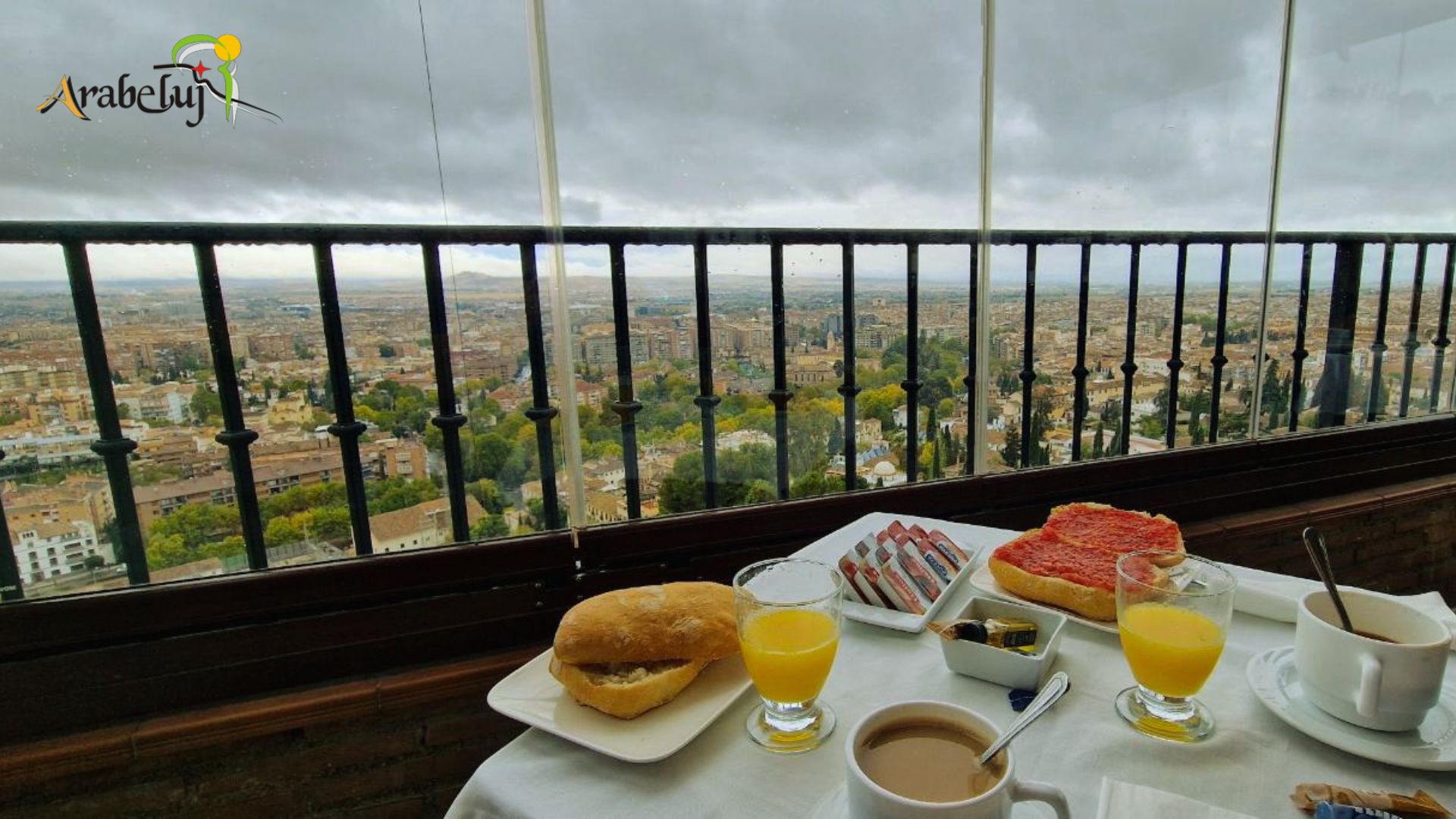 Los desayunos con vistas en la terraza/mirador del hotel Arabeluj son un gran atractivo