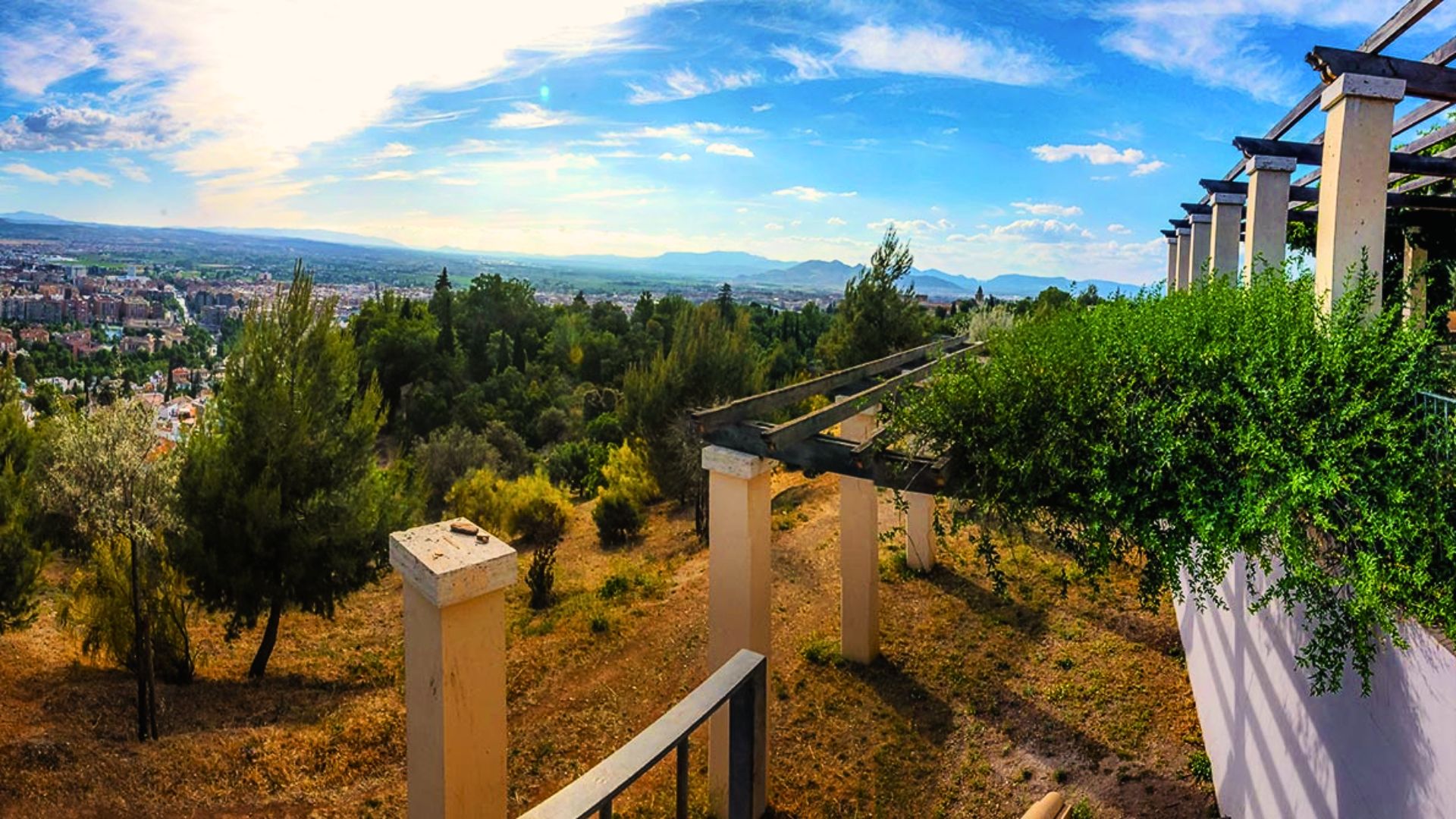 Granada cuentas con bonitas rutas de senderismo por la ciudad, y por Sierra Nevada