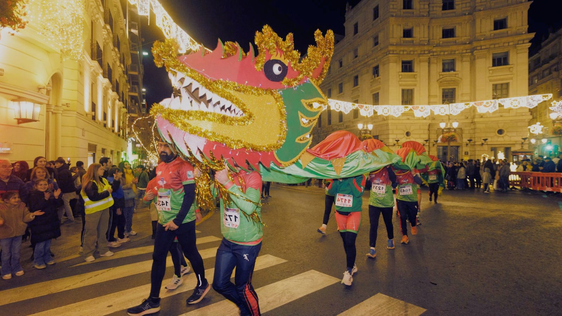 la carrera nocturna de disfraces en Granada, ya es un clásico de la Navidad